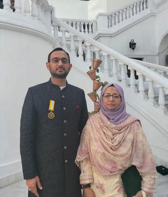 Salman Raza Naqvi med sin mamma